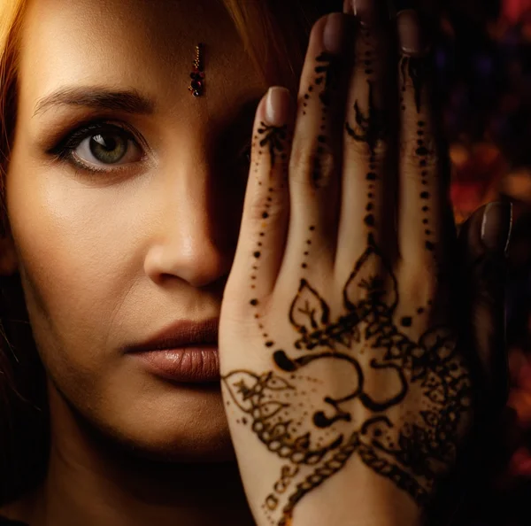 Kvinna med traditionella henna mehndi prydnad — Stockfoto