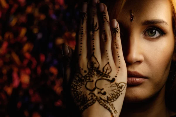 Femme avec ornement traditionnel au henné mehndi — Photo