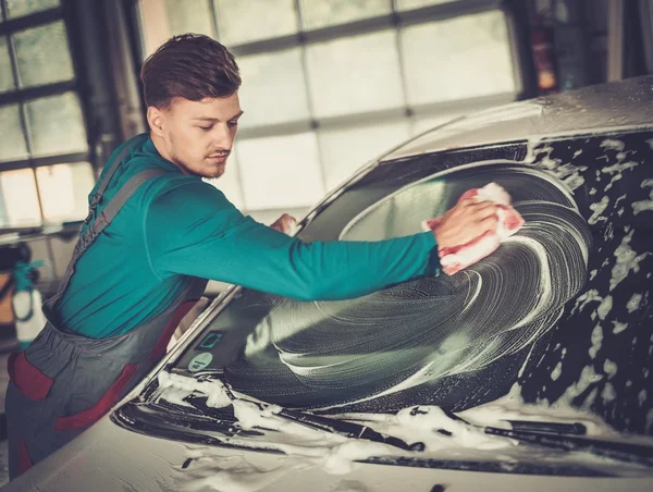 Hombre trabajador lavando parabrisas con esponja — Foto de Stock