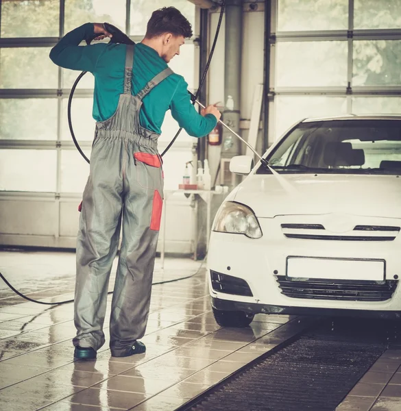 Muž pracovník mytí auta — Stock fotografie