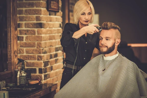 Cliente visitando estilista en peluquería — Foto de Stock