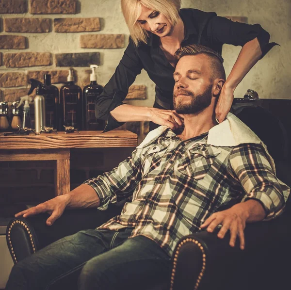 Hipster-Klient besucht Friseursalon — Stockfoto