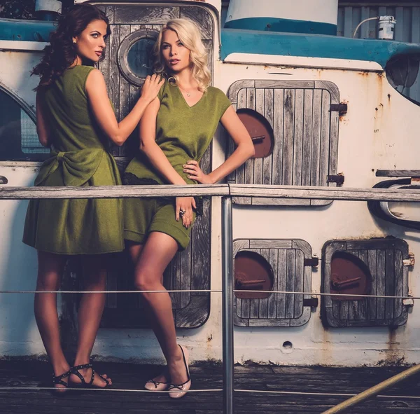 Elegantní ženy na staré rezavé lodi — Stock fotografie