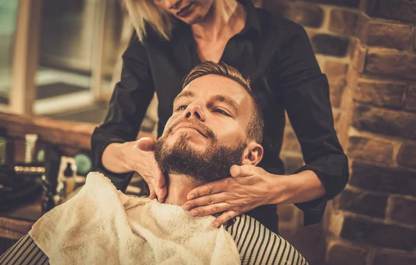 Hipster-Klient besucht Friseursalon — Stockfoto