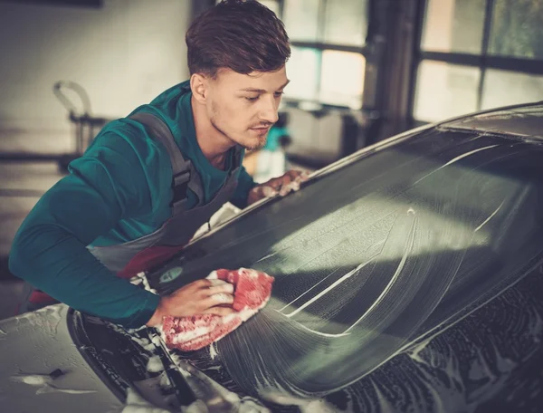 Hombre trabajador lavando parabrisas con esponja — Foto de Stock