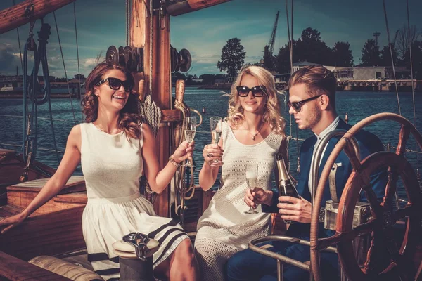 Богатые друзья веселятся на роскошной яхте — стоковое фото