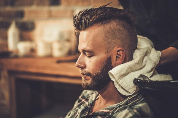 Hairstylist washing client's hair in barber shop — Stock Photo, Image