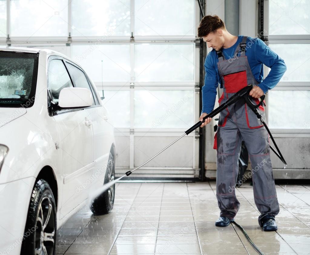 Man worker washing car on a car wash — Stock Photo © nejron 78989456