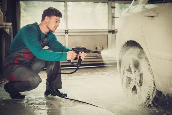 Mann Arbeiter wäscht Luxusauto — Stockfoto