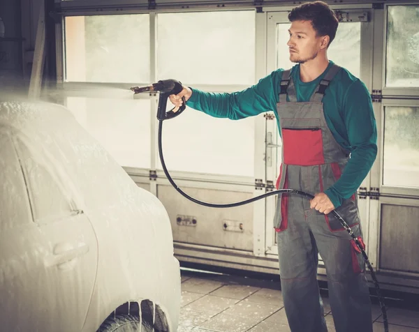 Mann Arbeiter wäscht Luxusauto — Stockfoto