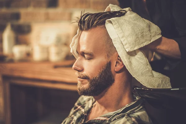 Haar Haarstylist wassen klant — Stockfoto