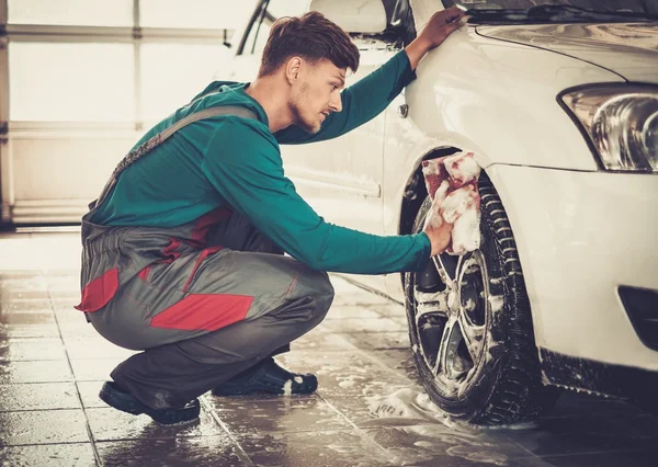 男性労働者の車の合金の縁を洗う — ストック写真