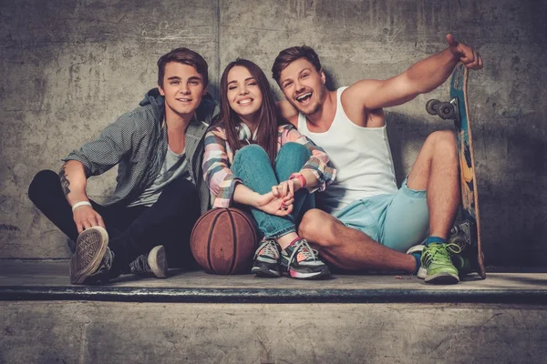 Fröhliche Freunde mit Skateboard und Ball — Stockfoto