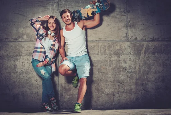 Casal com skate ao ar livre — Fotografia de Stock