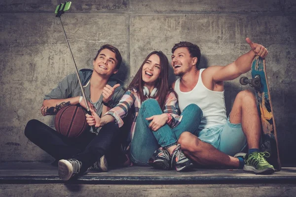 Cheerful friends with with skateboard taking selfie — Stock Photo, Image