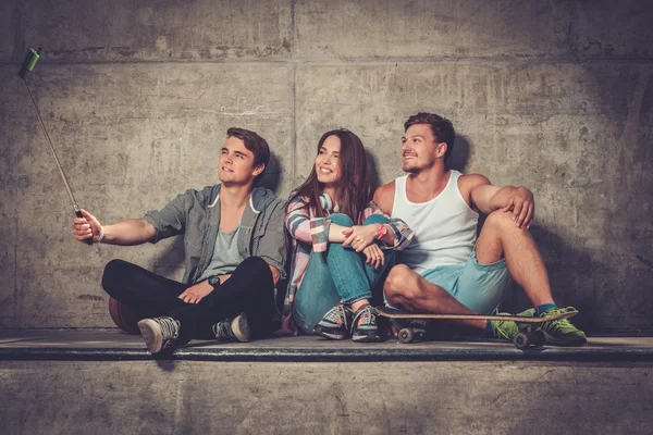 Allegro amici con skateboard prendendo selfie — Foto Stock