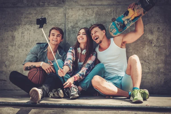 Cheerful friends with with skateboard taking selfie — Stock Photo, Image