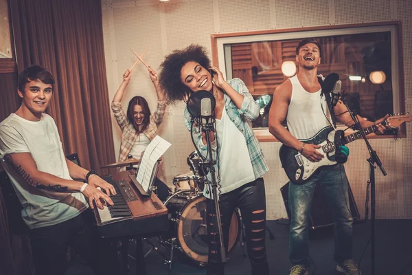 Banda de música actuando en un estudio de grabación — Foto de Stock