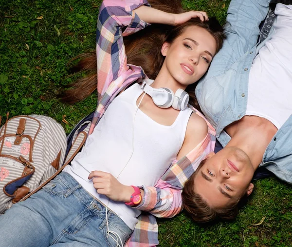 年轻的夫妇躺在公园的草地上 — 图库照片
