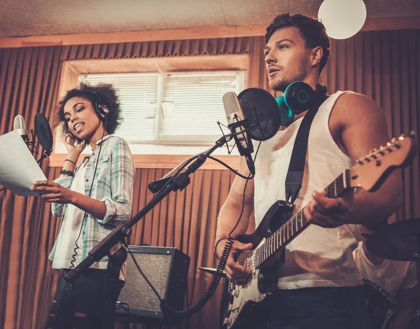 Banda de música actuando en un estudio de grabación — Foto de Stock