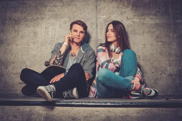 Young couple with skateboard — Stock Photo, Image