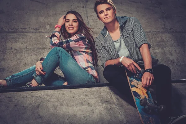 Νεαρό ζευγάρι με skateboard σε εξωτερικούς χώρους — Φωτογραφία Αρχείου