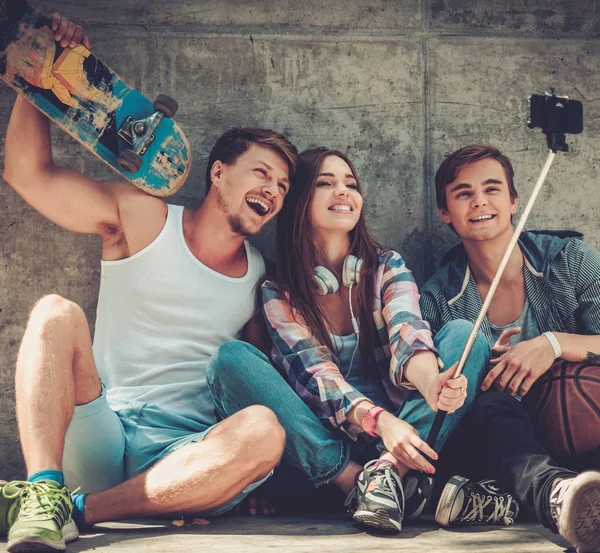 Friends with with skateboard taking selfie outdoors — Stock Photo, Image