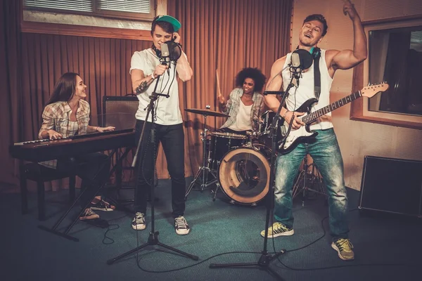 Banda de música se apresentando em um estúdio de gravação — Fotografia de Stock