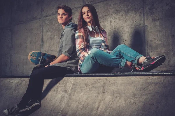 Jeune couple avec skateboard — Photo