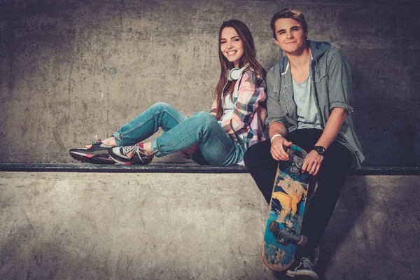 Jeune couple avec skateboard — Photo