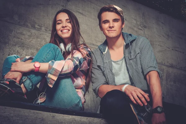 Young couple with skateboard — Stock Photo, Image