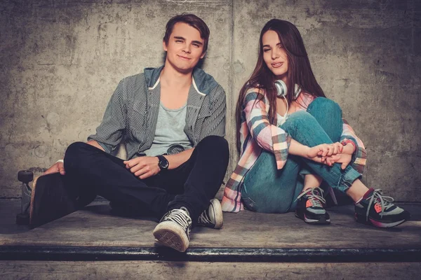 Jovem casal com skate ao ar livre — Fotografia de Stock