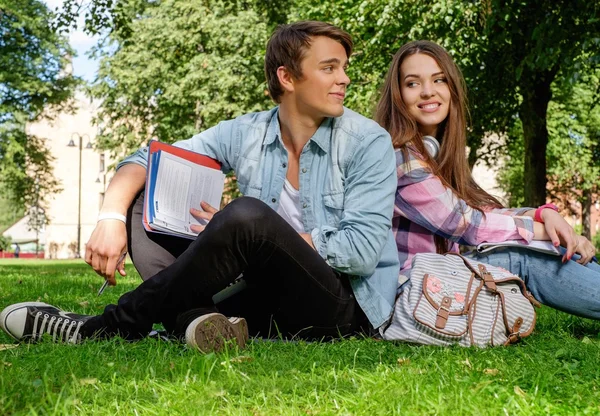 Studenti coppia preparazione per gli esami finali — Foto Stock