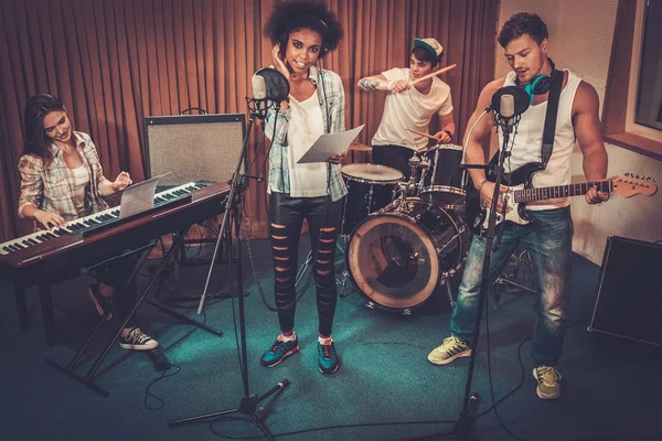 Banda de música se apresentando em um estúdio de gravação — Fotografia de Stock