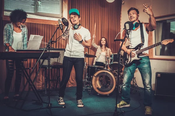 Banda musicale esibendosi in uno studio di registrazione — Foto Stock