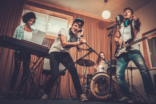 Banda de música se apresentando em um estúdio de gravação — Fotografia de Stock