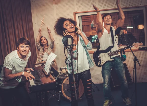 Muziekband uitvoeren in een opnamestudio — Stockfoto