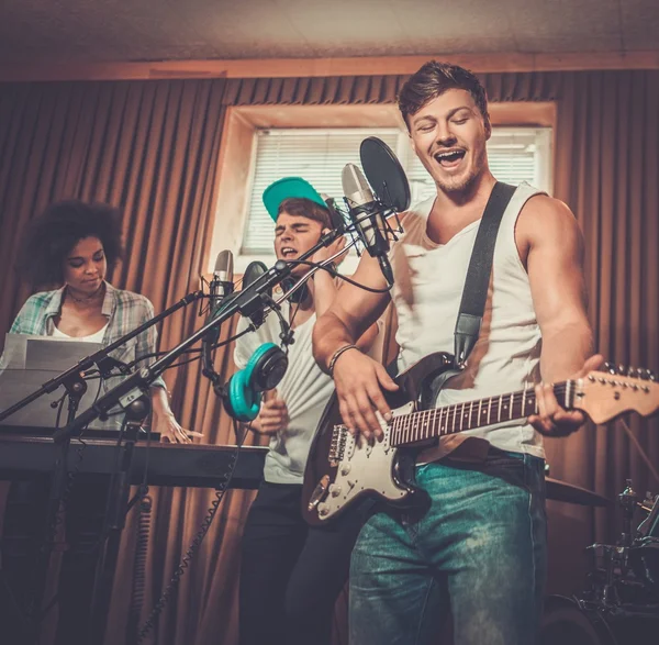 Banda de música se apresentando em um estúdio de gravação — Fotografia de Stock