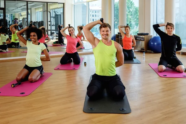 Mehrrassige Gruppe während des Aerobic-Kurses — Stockfoto