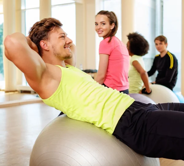 Mehrrassige Gruppe während des Aerobic-Kurses — Stockfoto