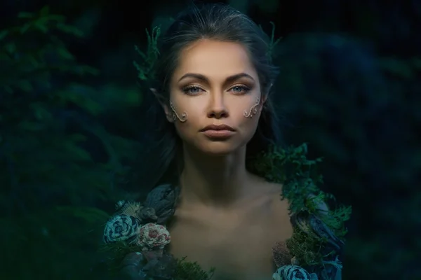 Elf woman in a magical forest — Stock Photo, Image