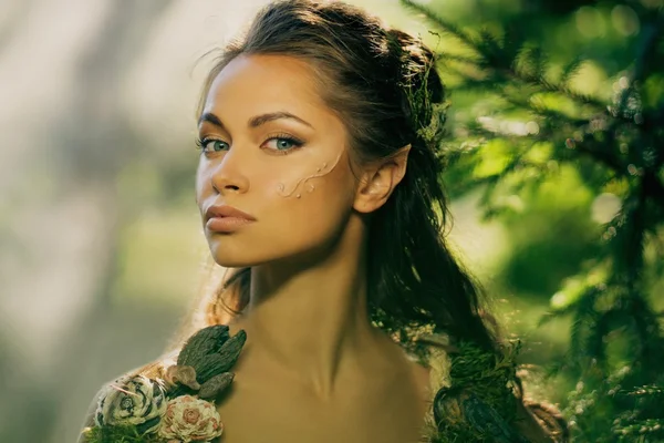 Femme elfe dans une forêt magique — Photo