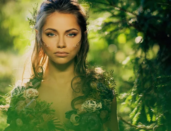 Mujer elfa en un bosque mágico — Foto de Stock