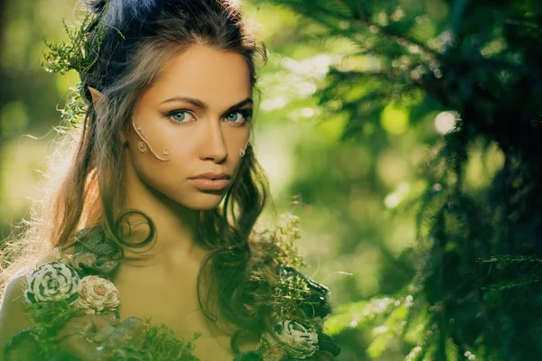 Elfo mulher em uma floresta mágica — Fotografia de Stock