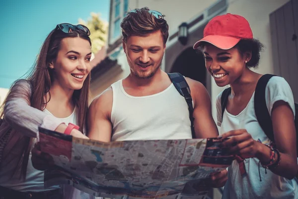 Multirassische Freunde Touristen mit Karte in einer alten Stadt — Stockfoto