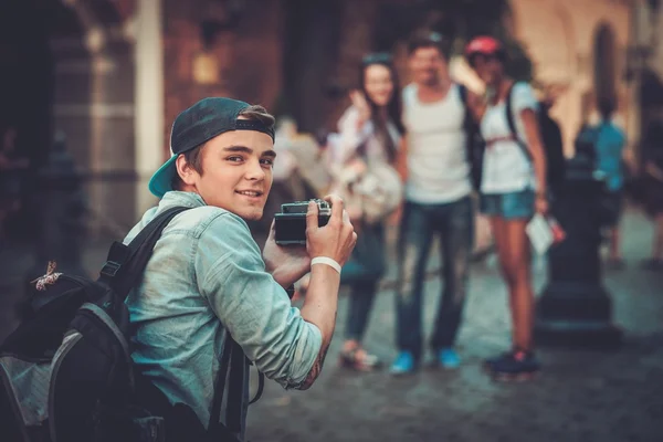 Amis multiraciaux touristes prenant des photos dans une vieille ville — Photo