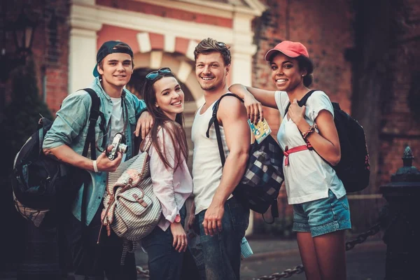 Amigos multiraciales turistas haciendo selfie en una ciudad vieja — Foto de Stock