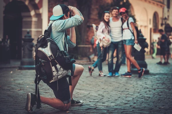 Amigos multiraciales turistas tomando fotos en una ciudad vieja —  Fotos de Stock