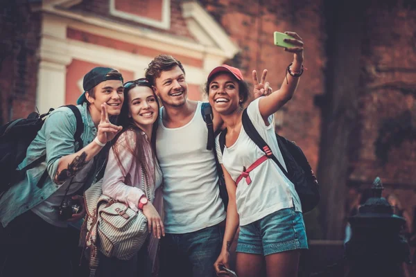 Amigos multiraciales turistas haciendo selfie en una ciudad vieja —  Fotos de Stock