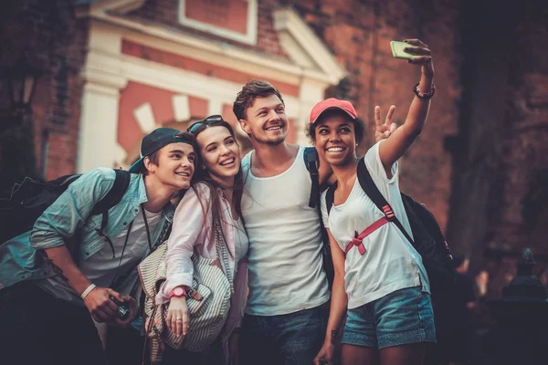 Multirracial amigos turistas fazendo selfie em uma cidade velha — Fotografia de Stock